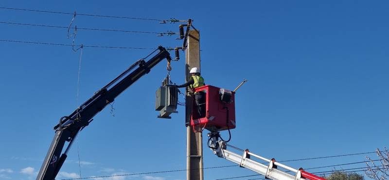 Mise en place du nouveau transformateur par équipe SPIEE